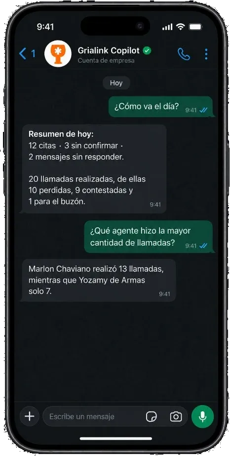 Una conversación de WhatsApp con Grialink Copilot mostrando el informe de la mañana