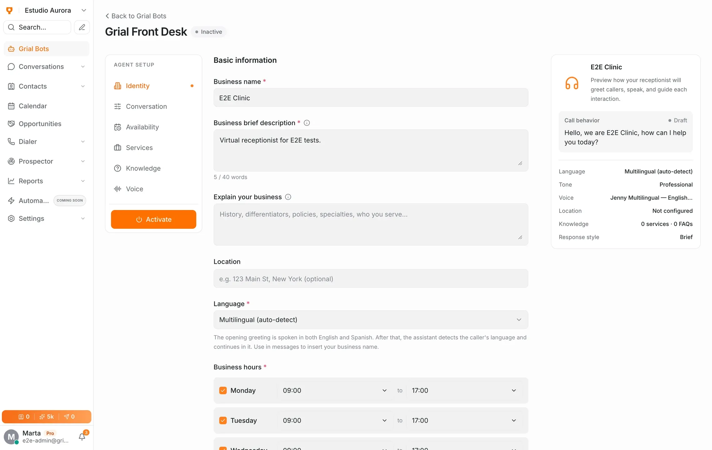 Pantalla de configuración de Grial Front Desk con los campos de identidad del negocio, el horario comercial y un panel de vista previa con el saludo, el idioma, el tono y la voz