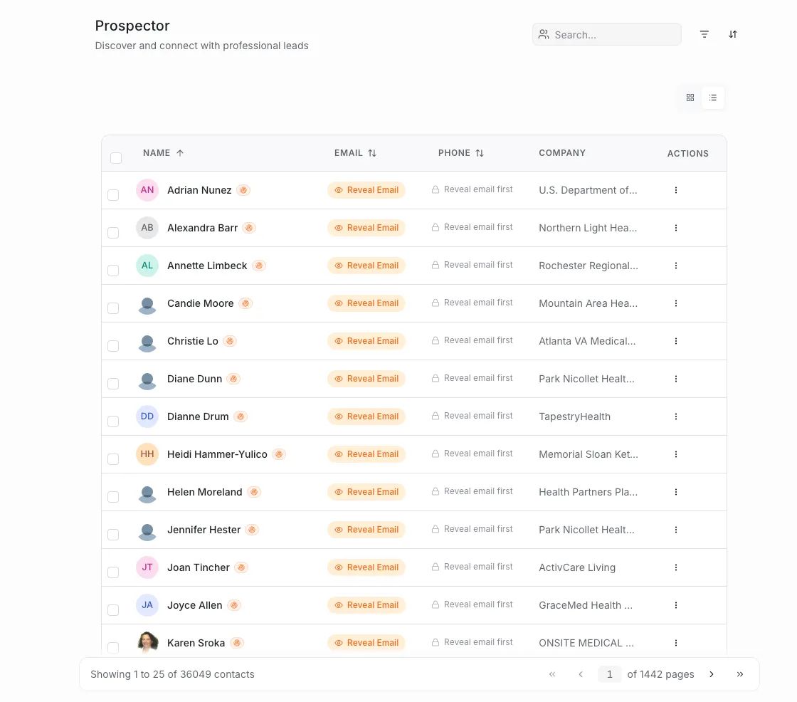 Resultados de búsqueda de Prospector AI mostrando datos de contacto enriquecidos