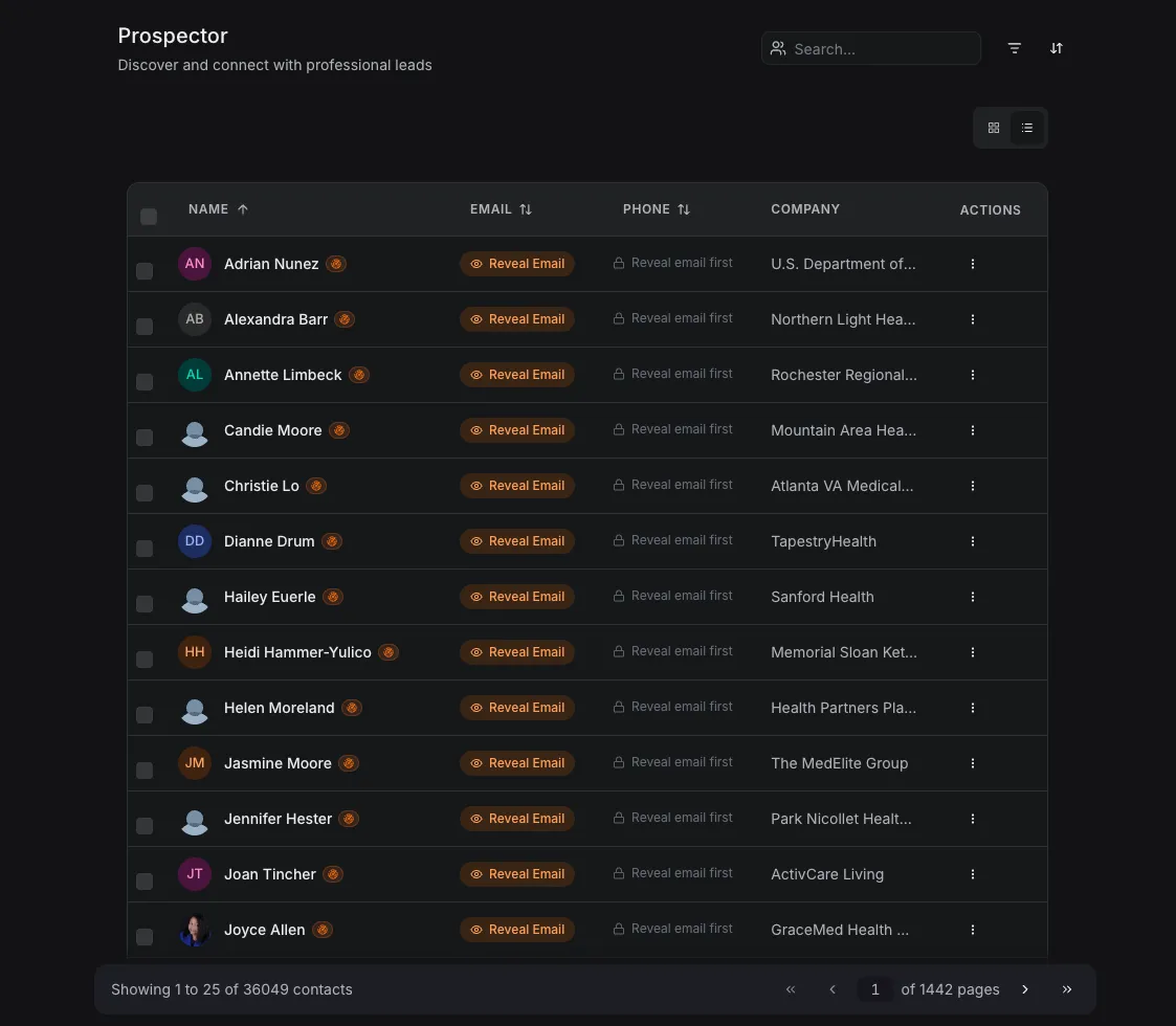 Resultados de búsqueda de Prospector AI mostrando datos de contacto enriquecidos