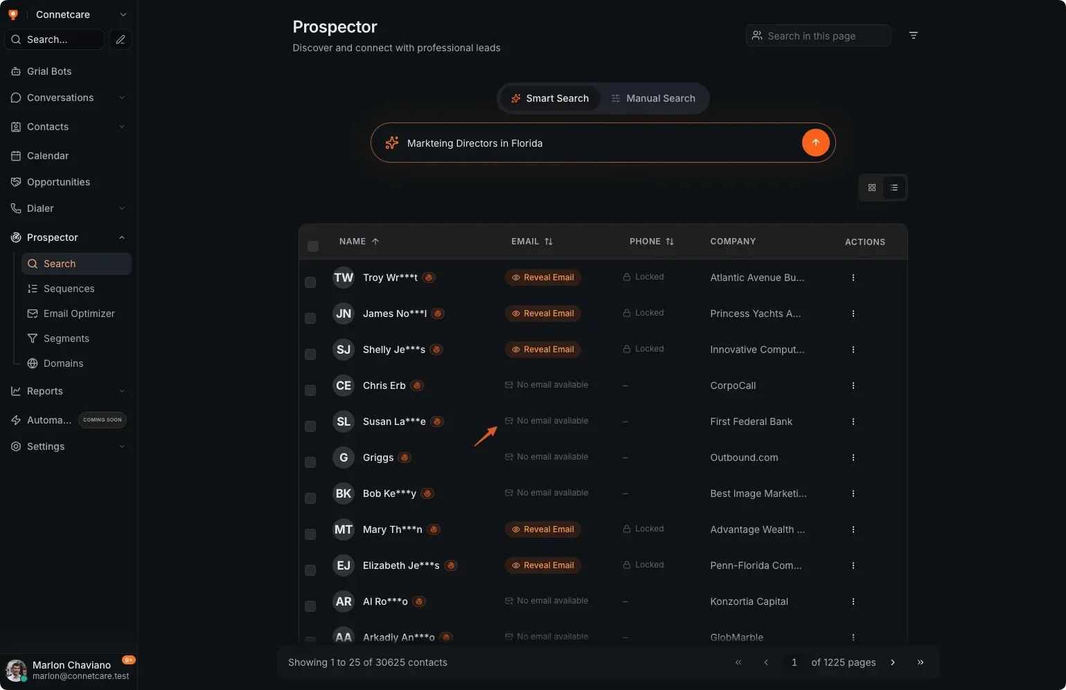 Resultados de búsqueda de Prospector en Grialink, mostrando qué contactos tienen email por revelar y cuáles no