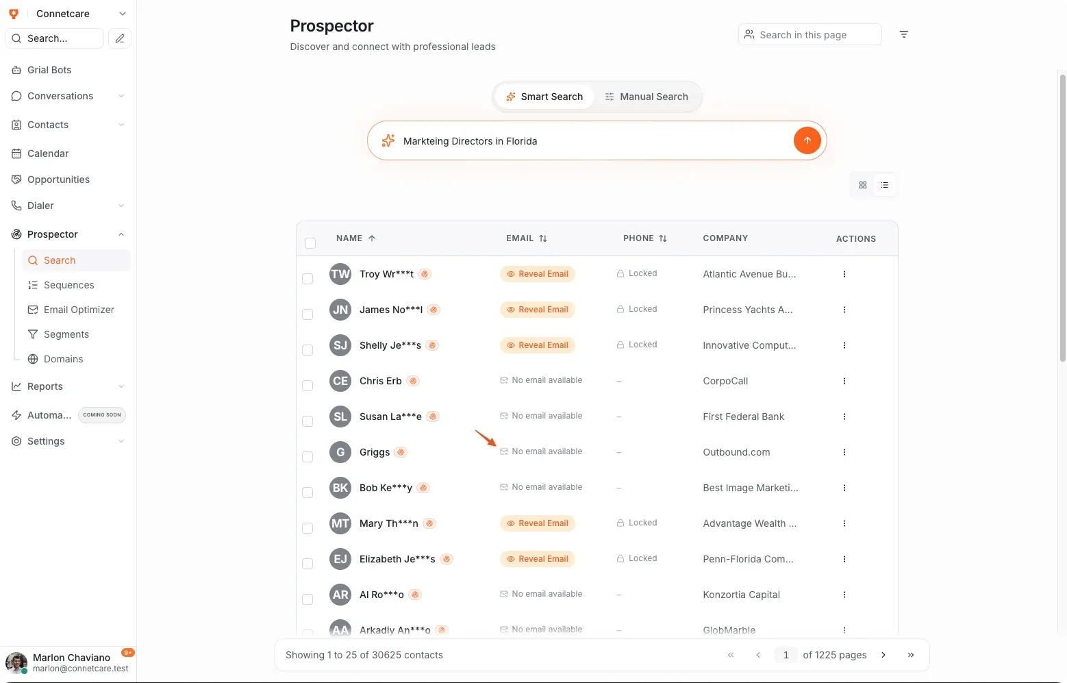 Resultados de búsqueda de Prospector en Grialink, mostrando qué contactos tienen email por revelar y cuáles no