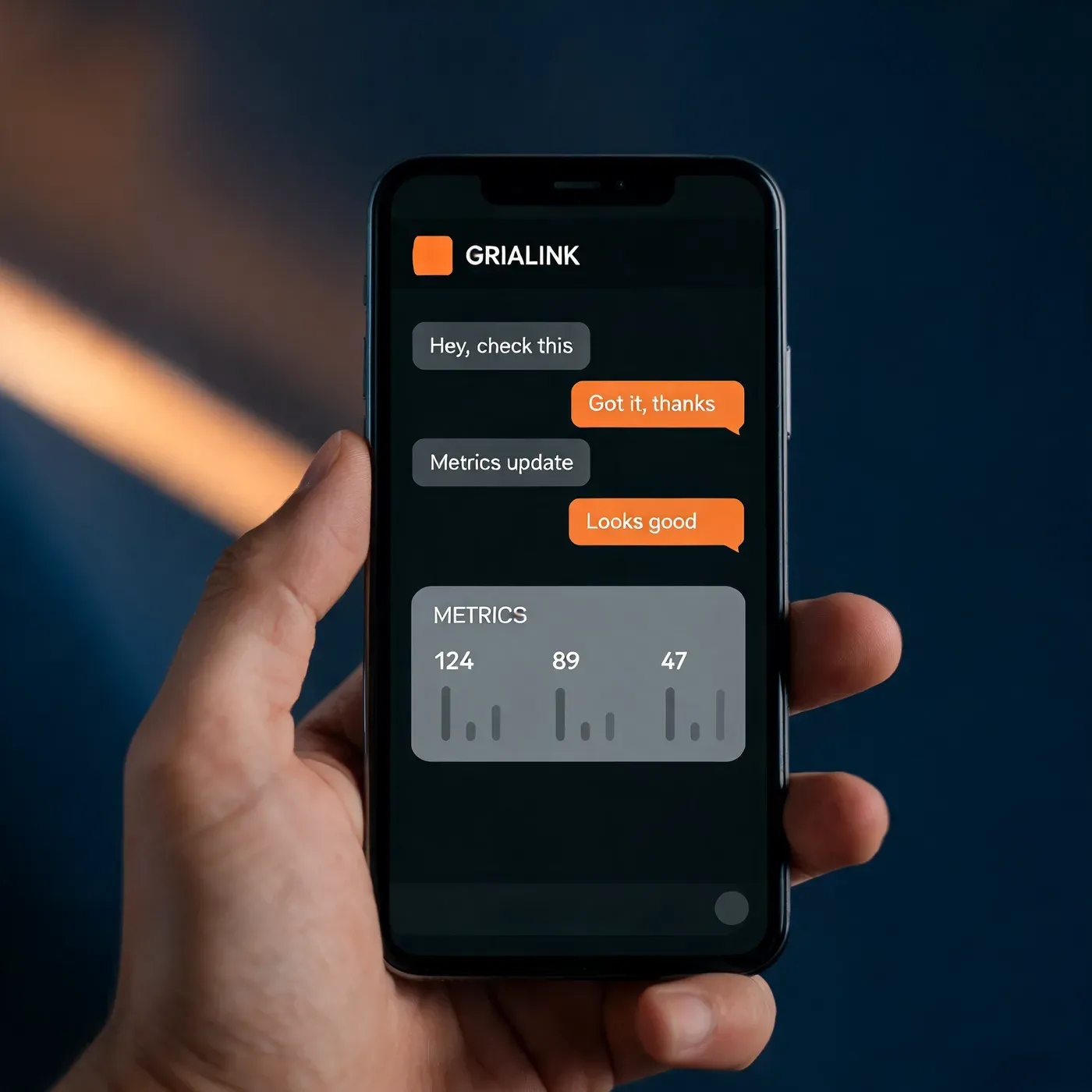 Un móvil mostrando una conversación de WhatsApp con el asistente de Grialink